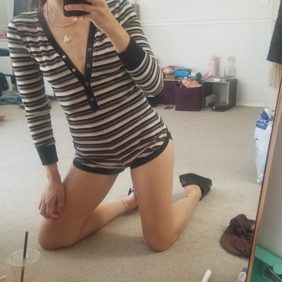 ✖️SOLD✖️Cute striped velour romper - Picture 2 of 6